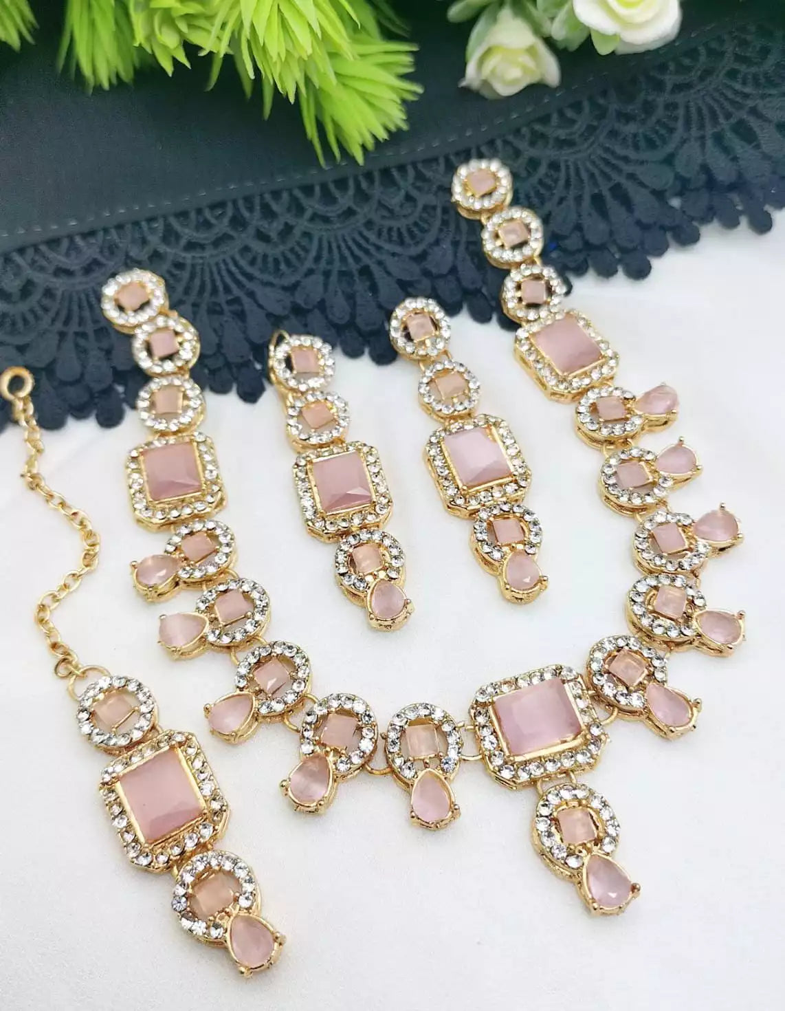 Delicate necklace set with teeka