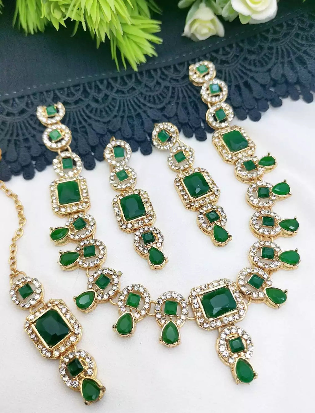 Delicate necklace set with teeka
