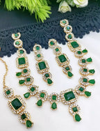 Delicate necklace set with teeka
