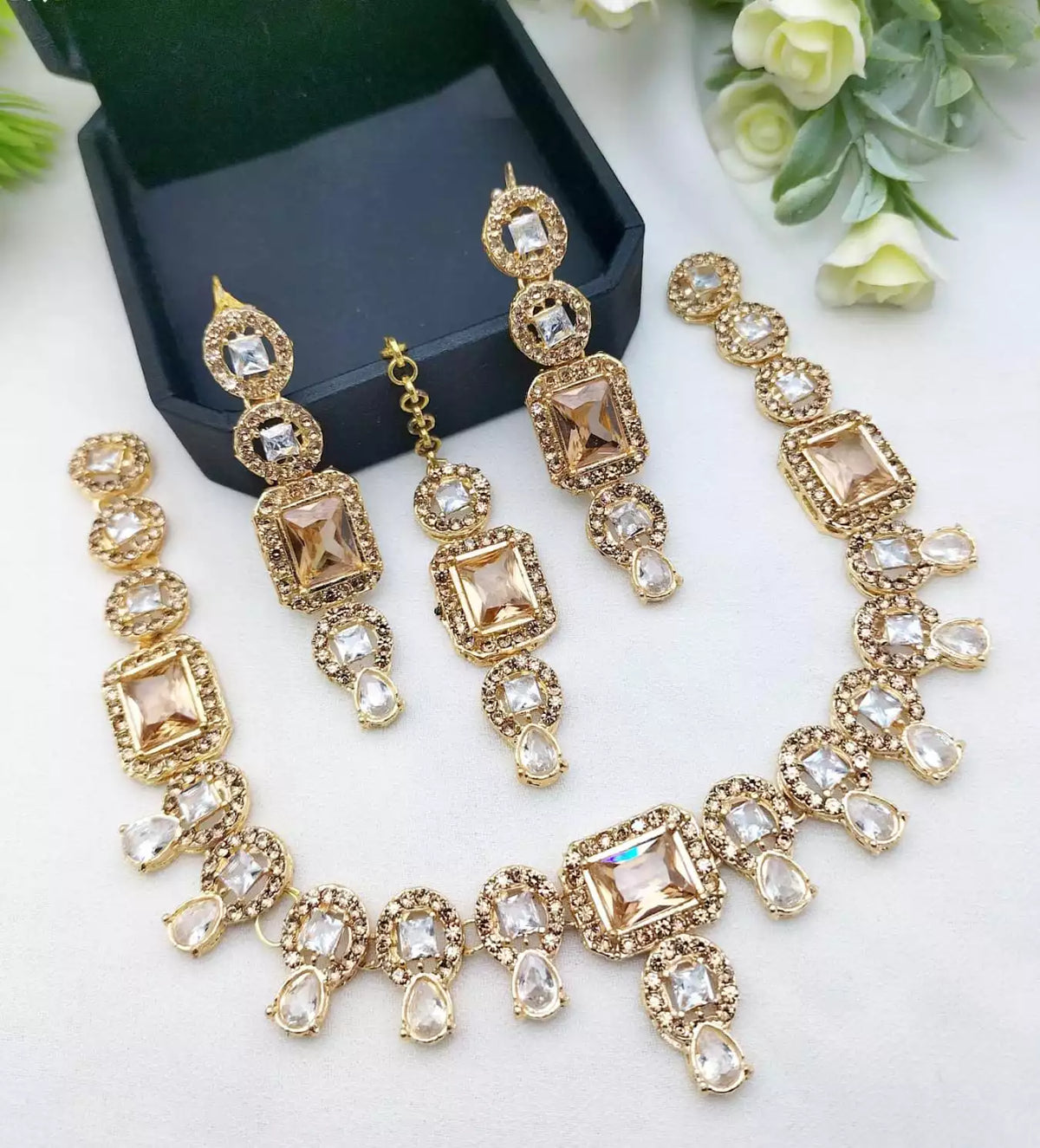 Delicate necklace set with teeka Main image