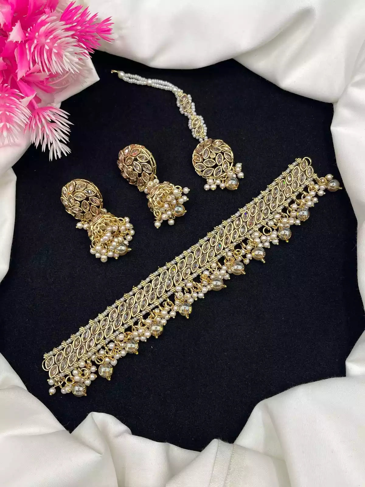 Elegant Choker Set with Teeka