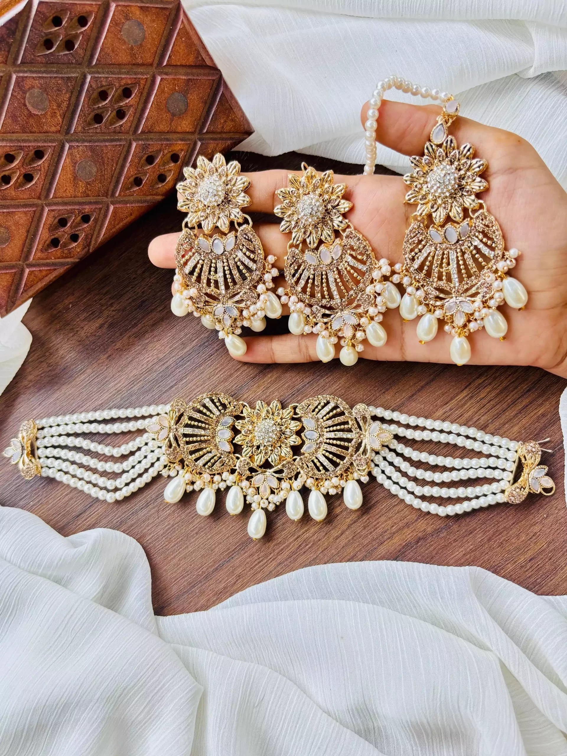 Zircon Choker Set Secondary image