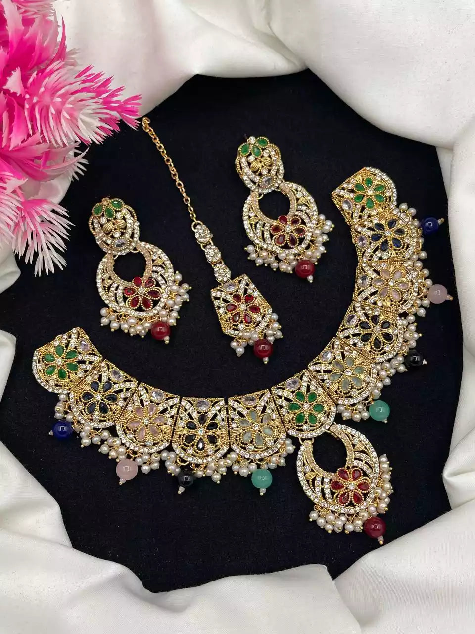 Zircon necklace set with teeka