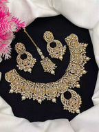 Zircon necklace set with teeka