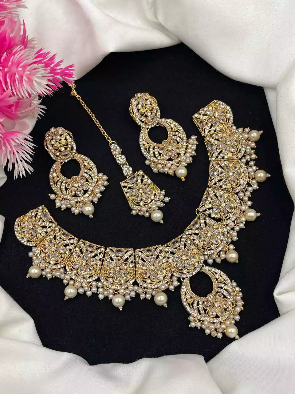 Zircon necklace set with teeka
