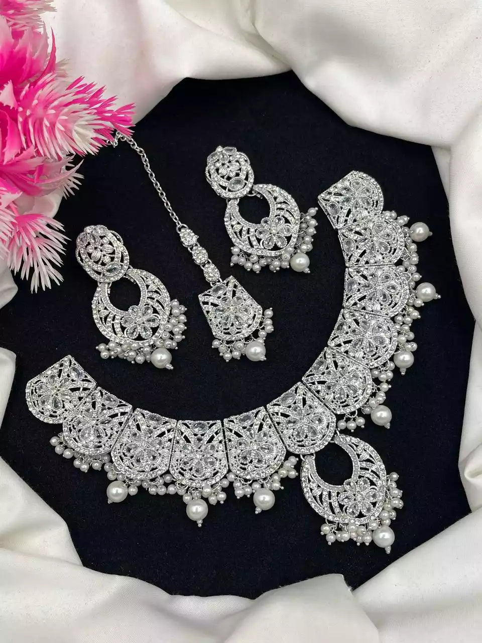 Zircon necklace set with teeka