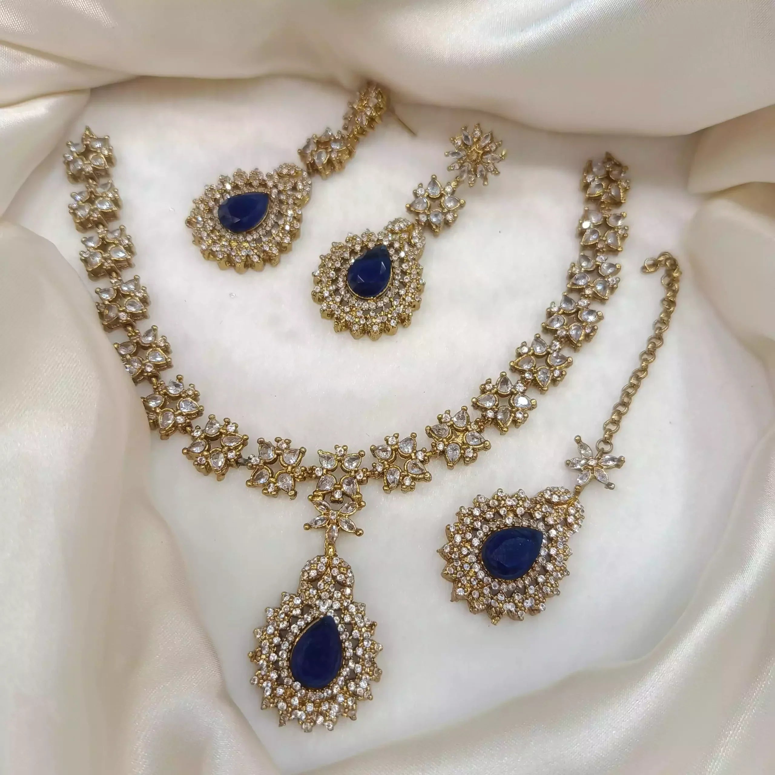 Zircon necklace set with teeka Main image