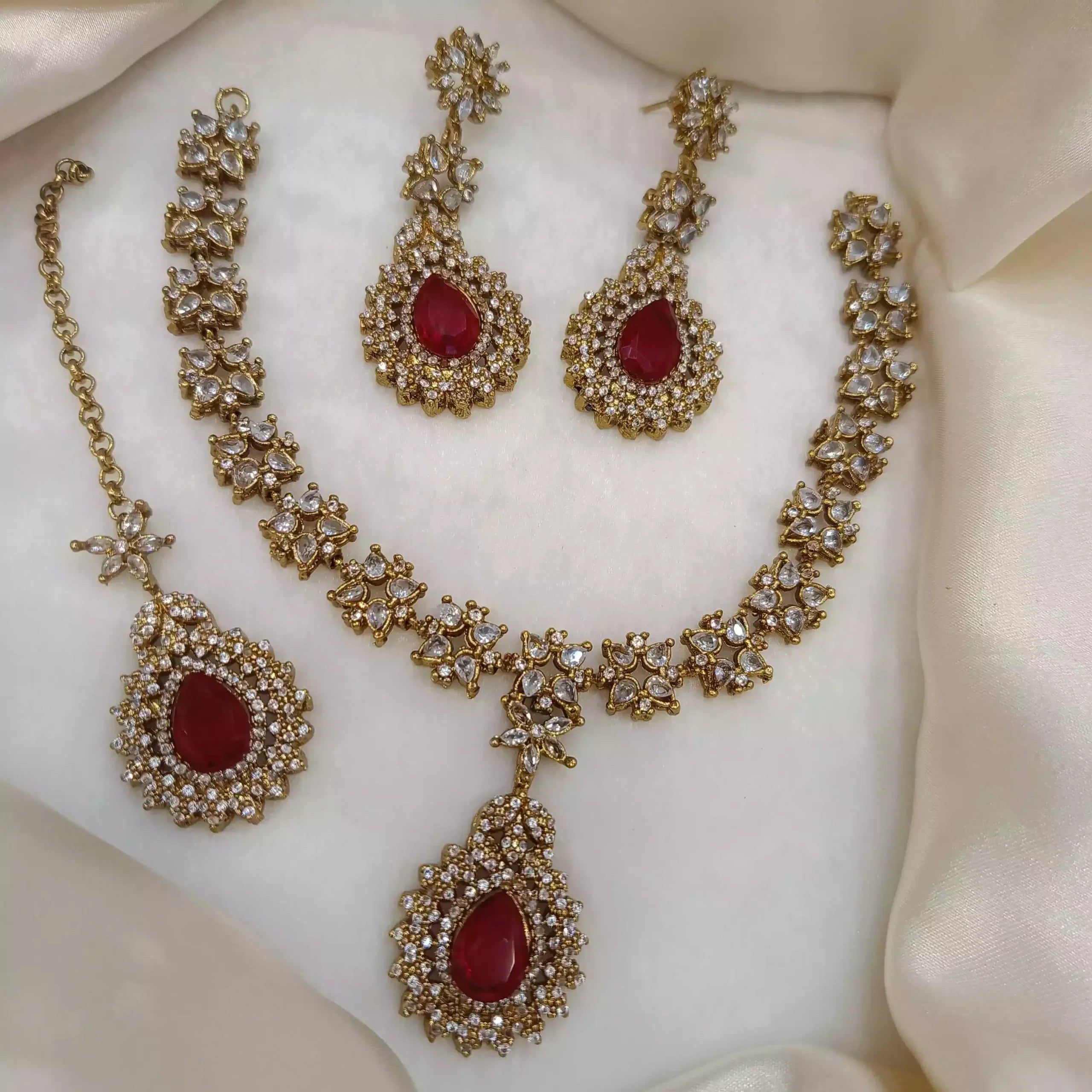 Zircon necklace set with teeka