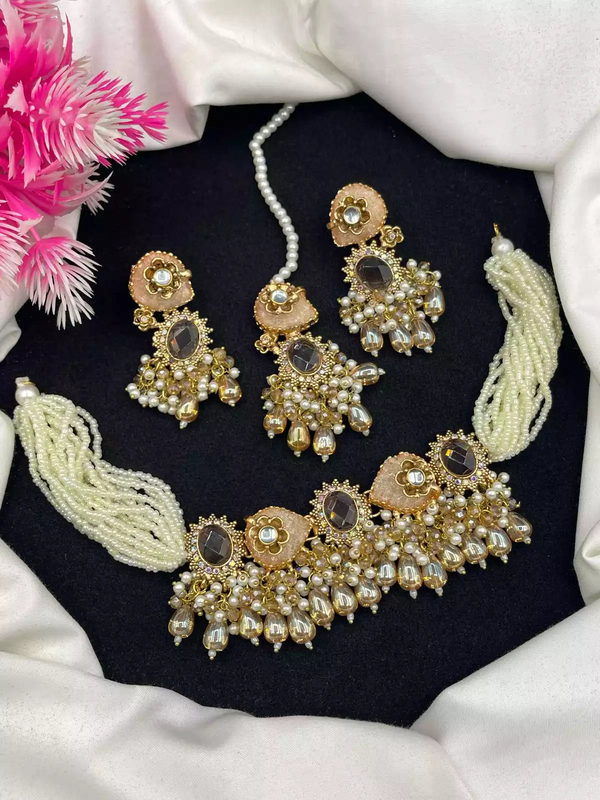 Pearl crush stone choker set