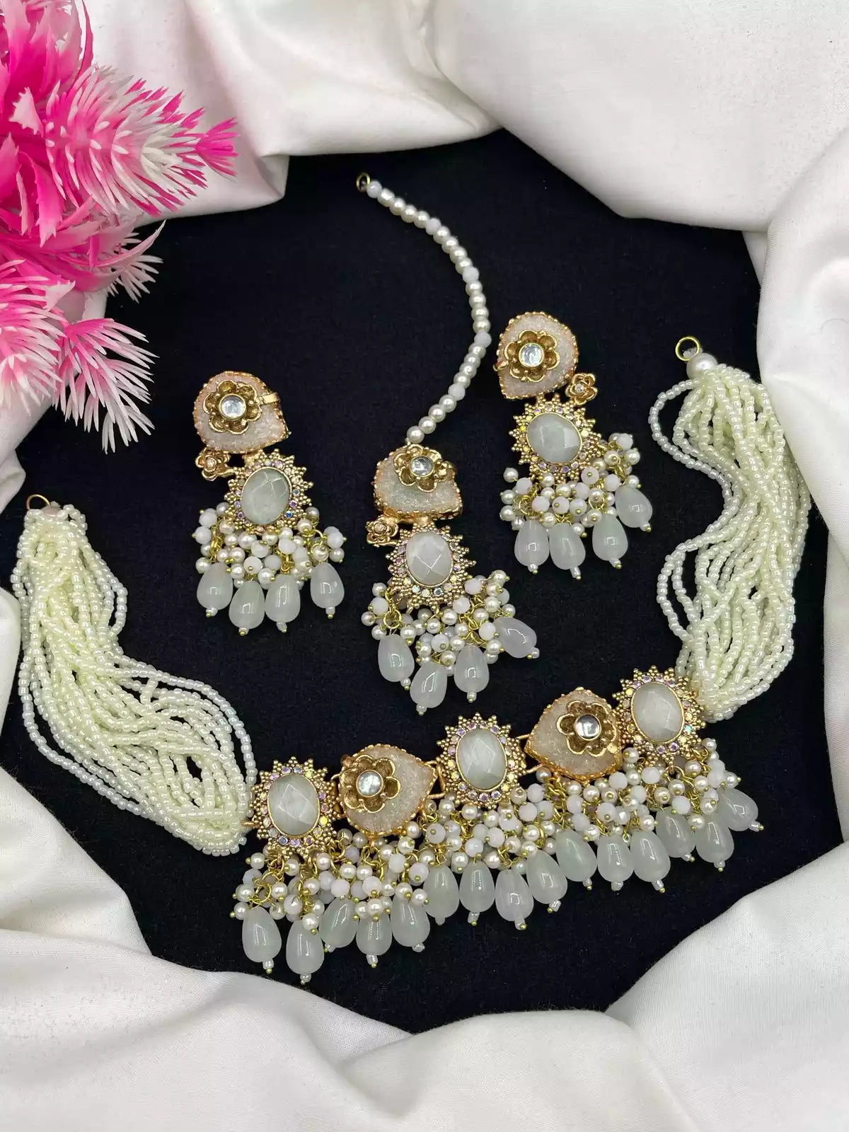 Pearl crush stone choker set