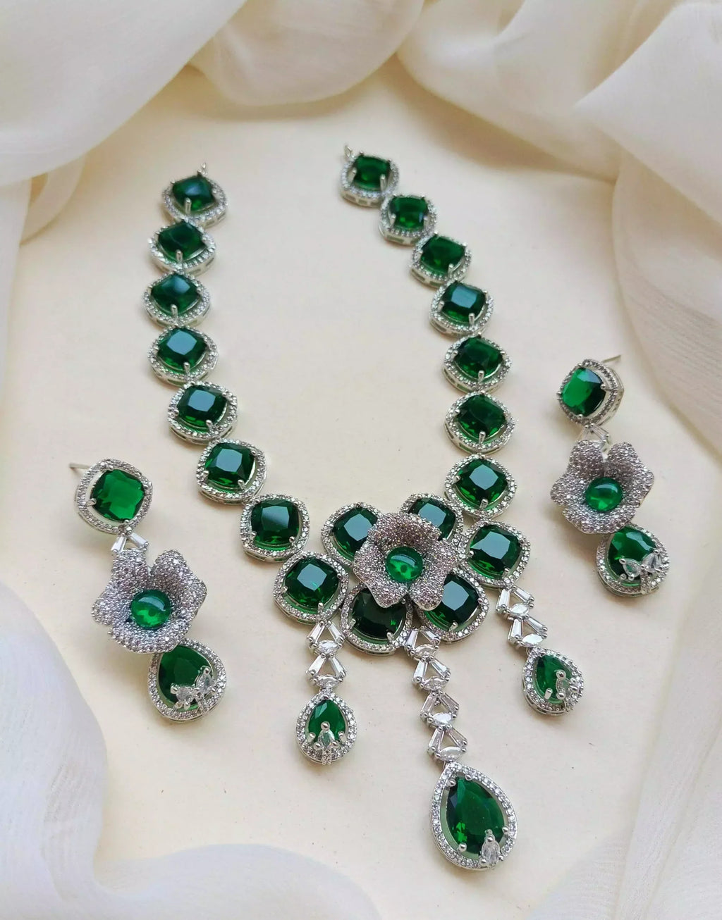 3D style necklace set