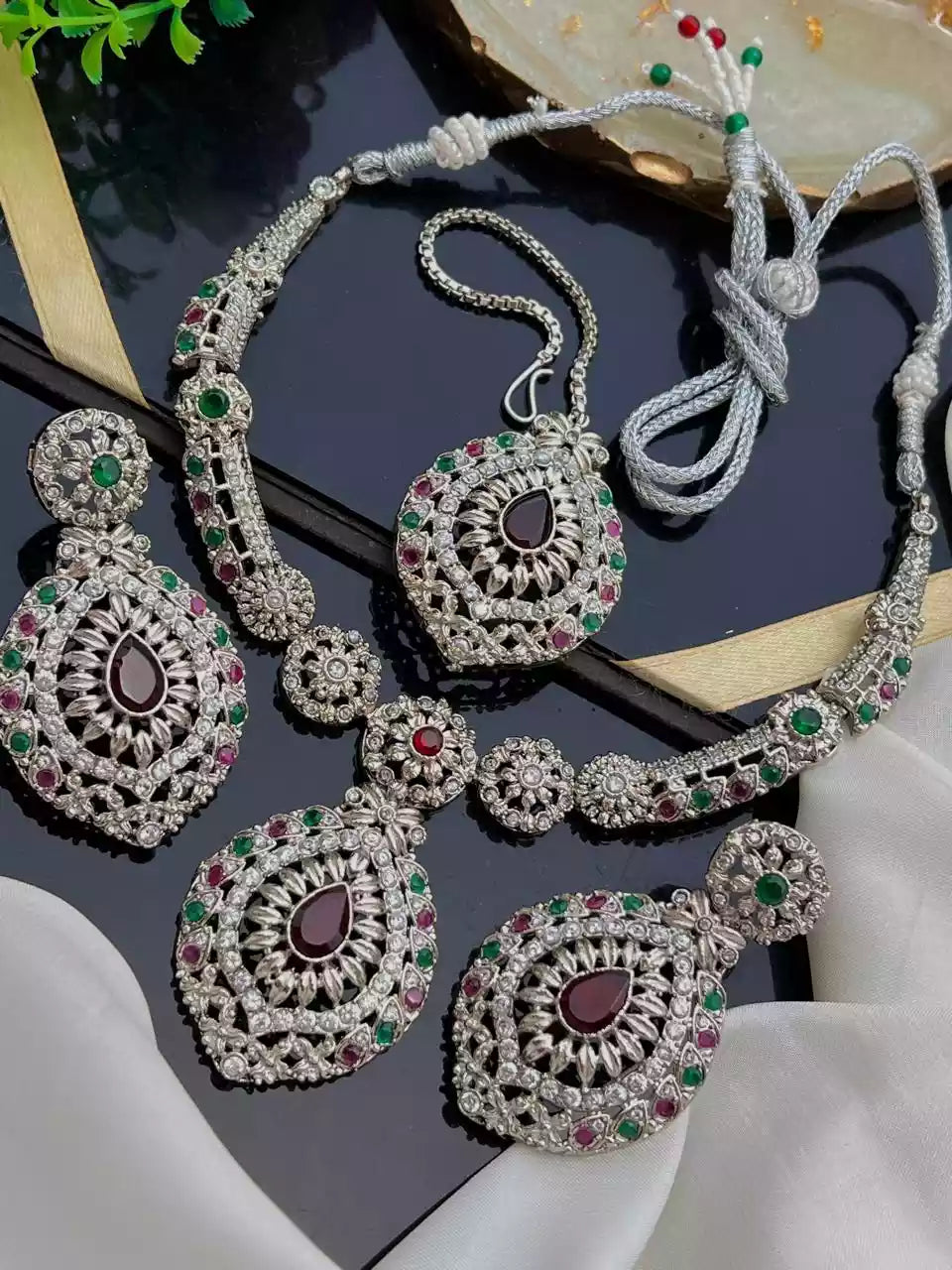 Elegant necklace set with teeka Secondary image