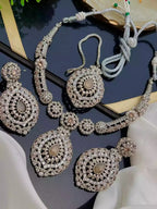 Elegant necklace set with teeka