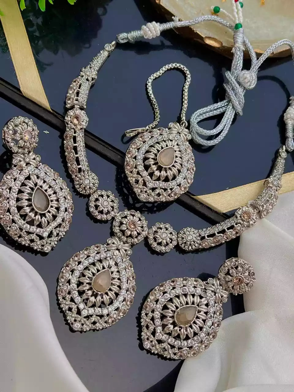 Elegant necklace set with teeka Main image