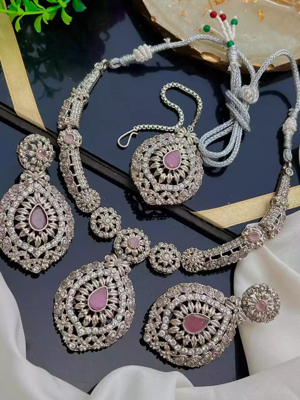 Elegant necklace set with teeka