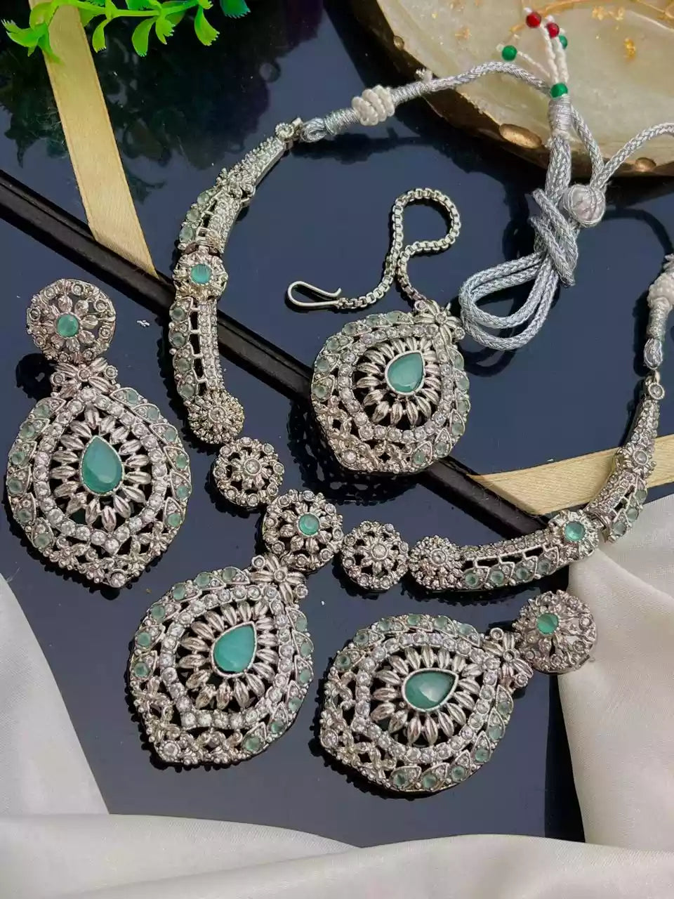 Elegant necklace set with teeka