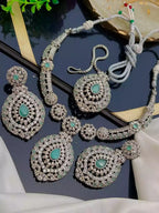 Elegant necklace set with teeka