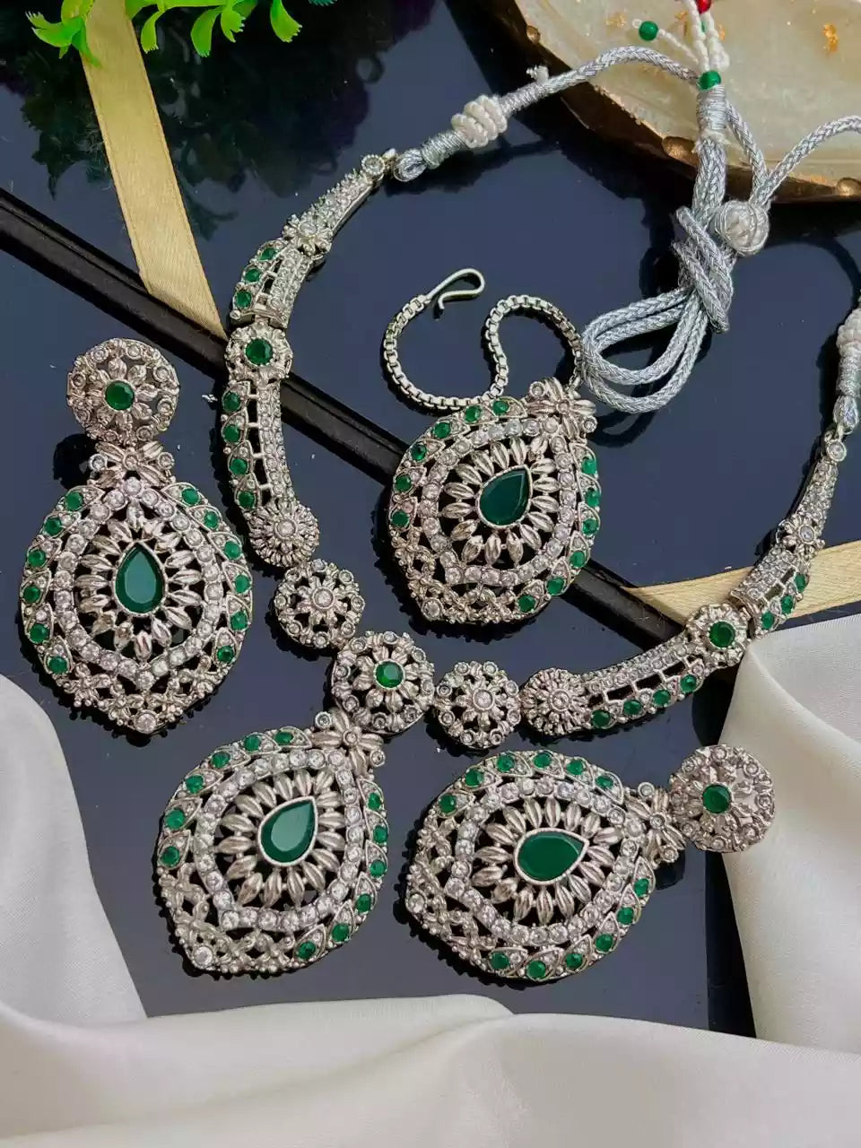 Elegant necklace set with teeka