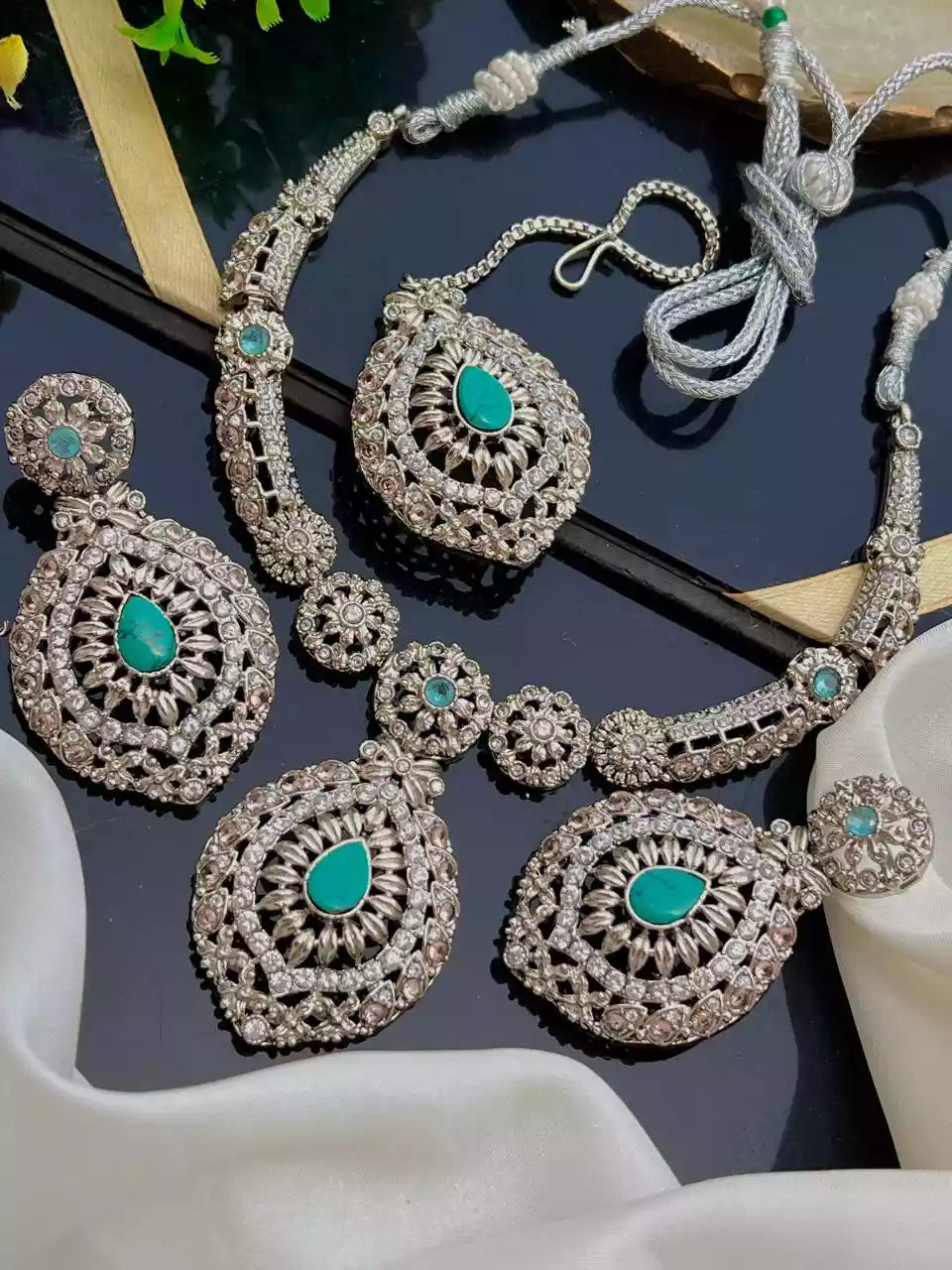 Elegant necklace set with teeka