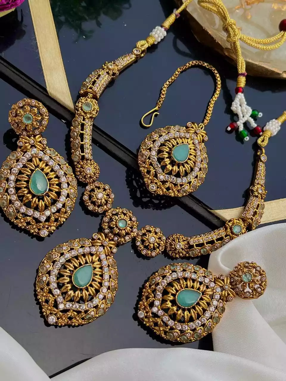 Elegant necklace set with teeka