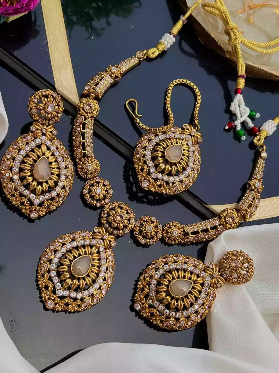 Elegant necklace set with teeka