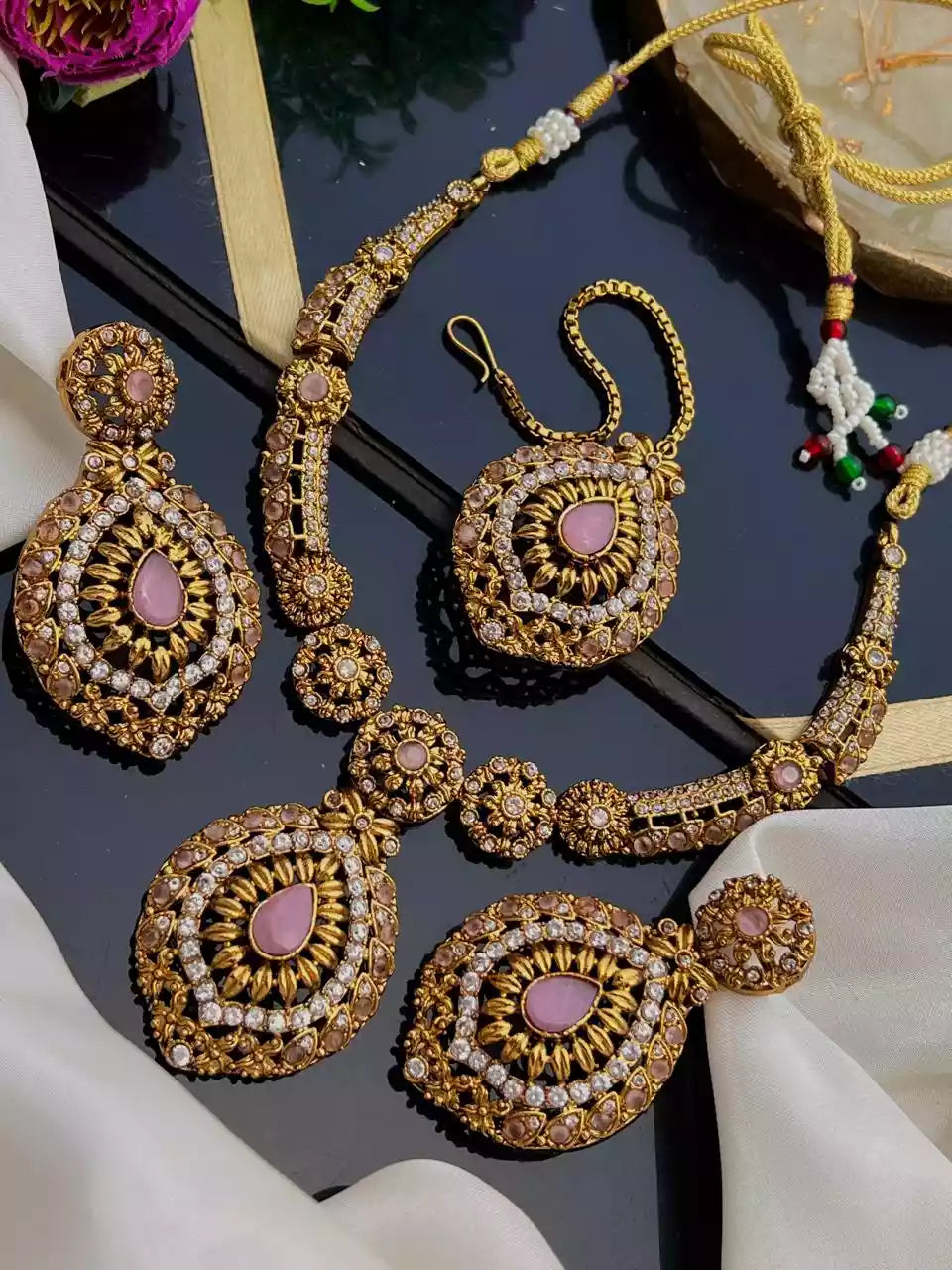 Elegant necklace set with teeka
