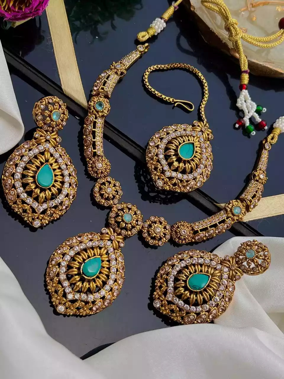 Elegant necklace set with teeka