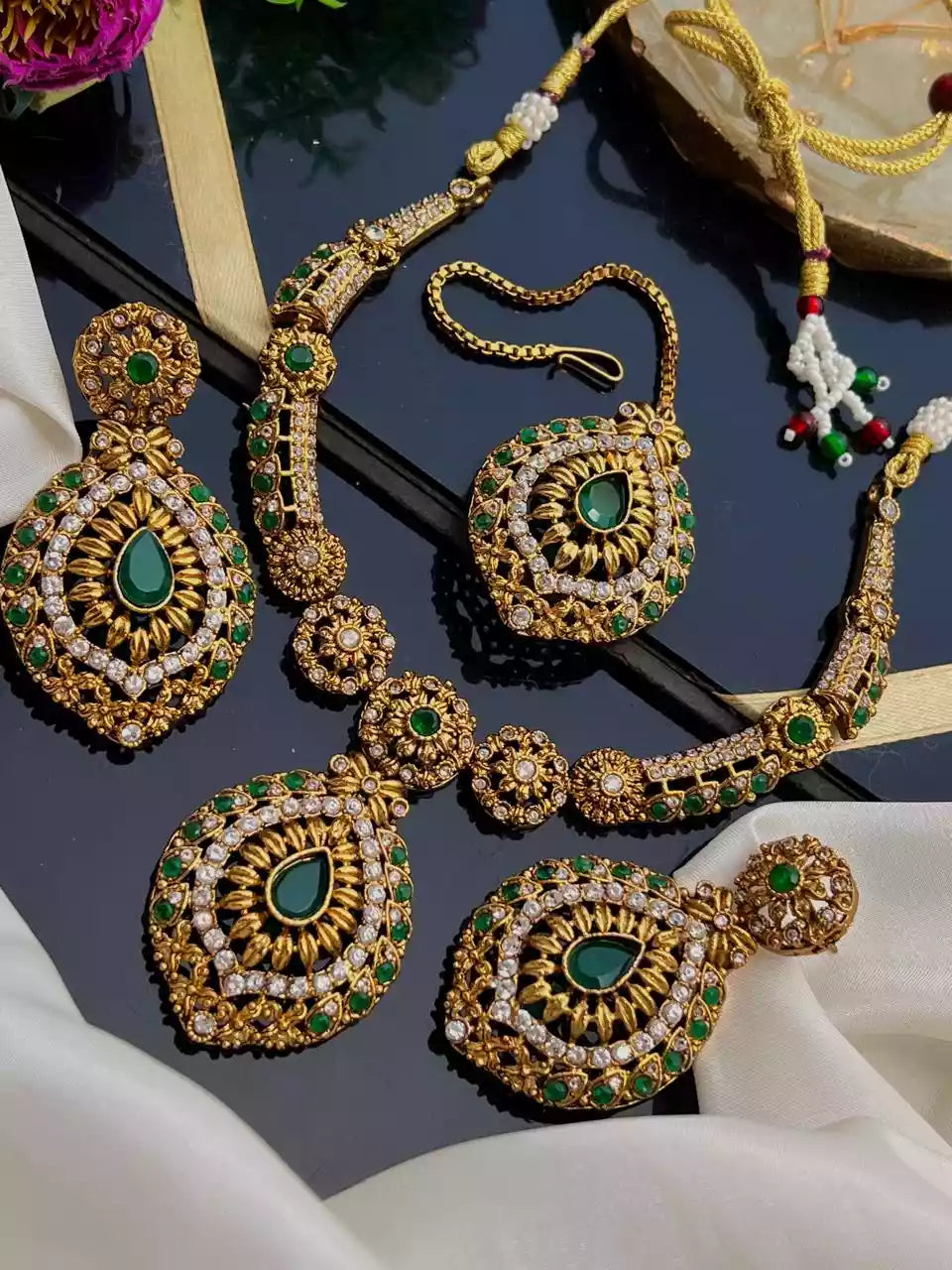 Elegant necklace set with teeka