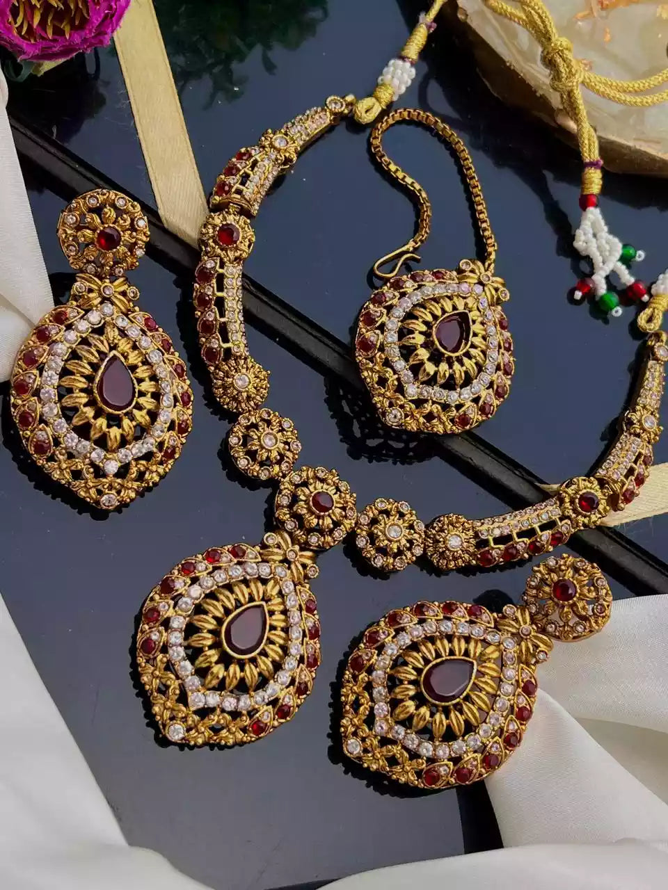 Elegant necklace set with teeka