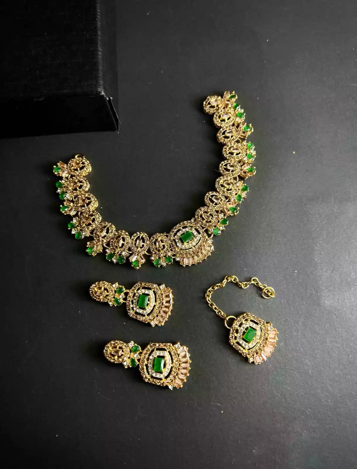 Zircon necklace set with teeka