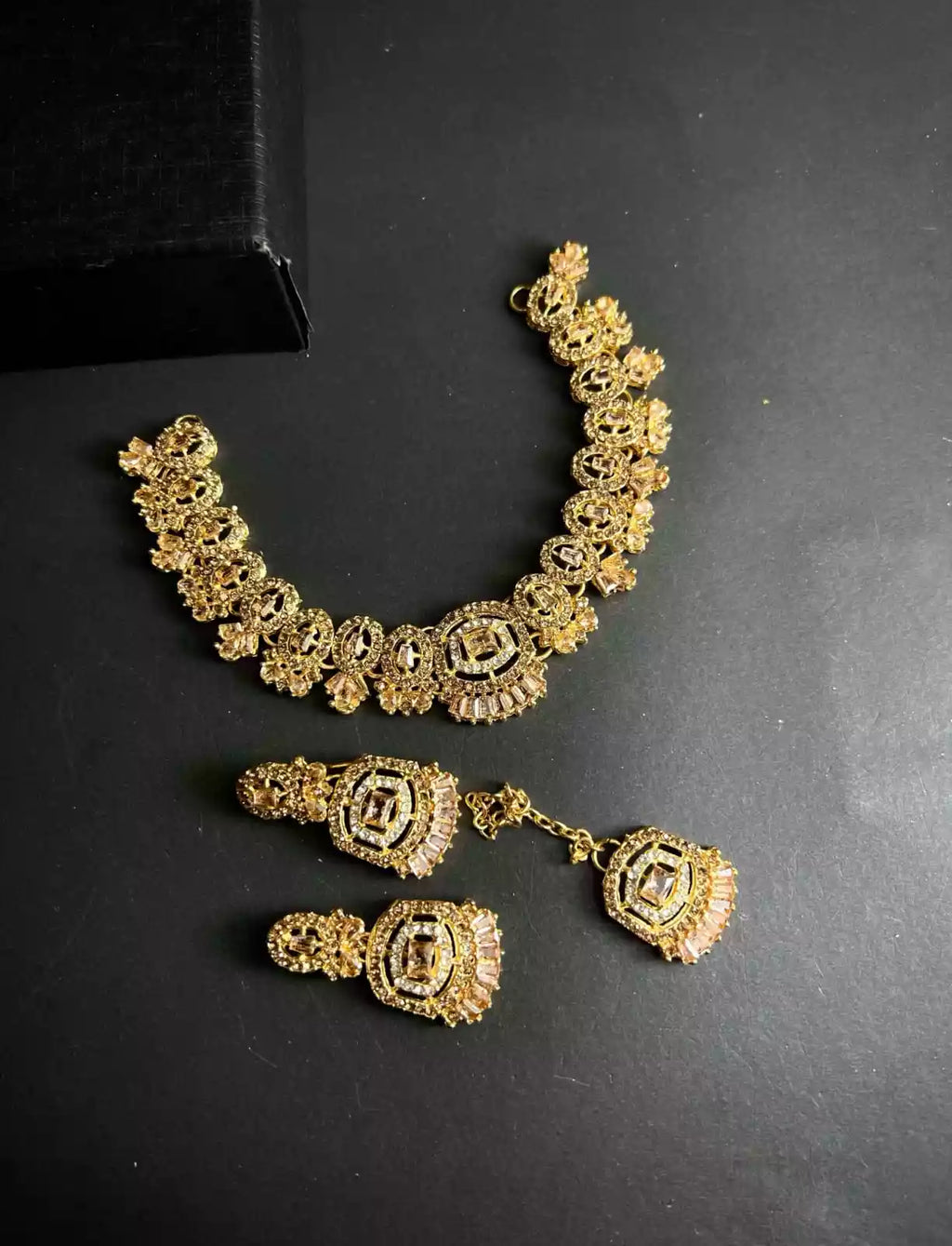 Zircon necklace set with teeka