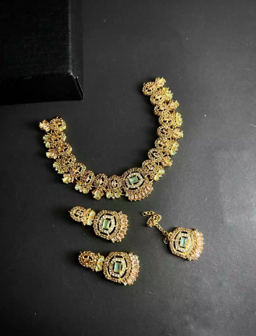 Zircon necklace set with teeka