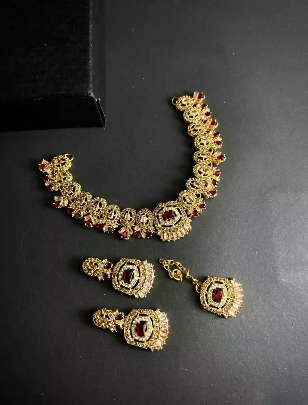 Zircon necklace set with teeka