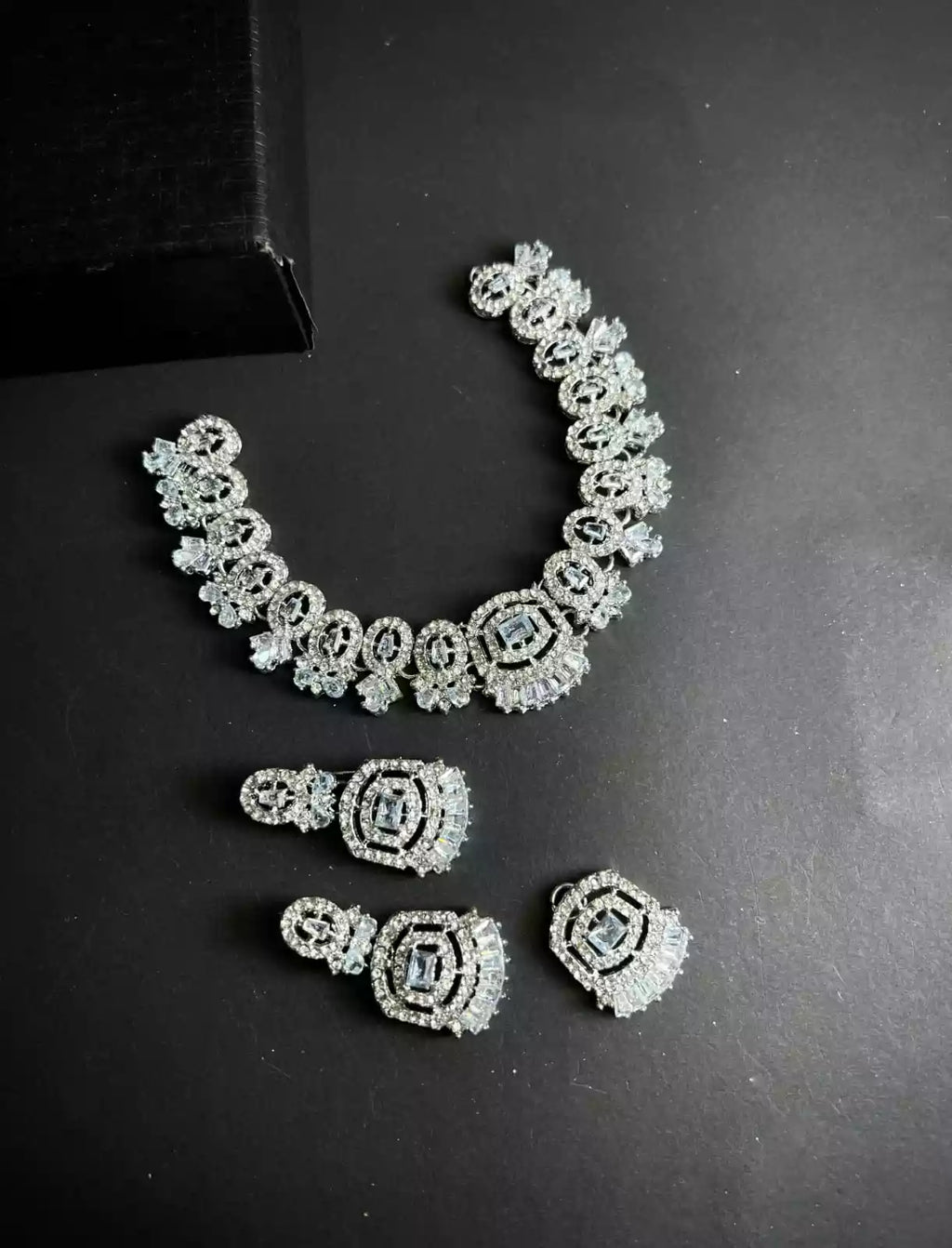Zircon necklace set with teeka