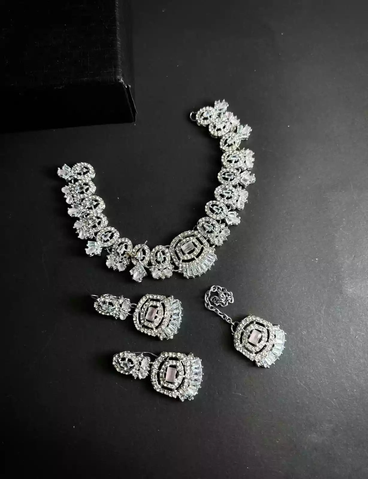 Zircon necklace set with teeka