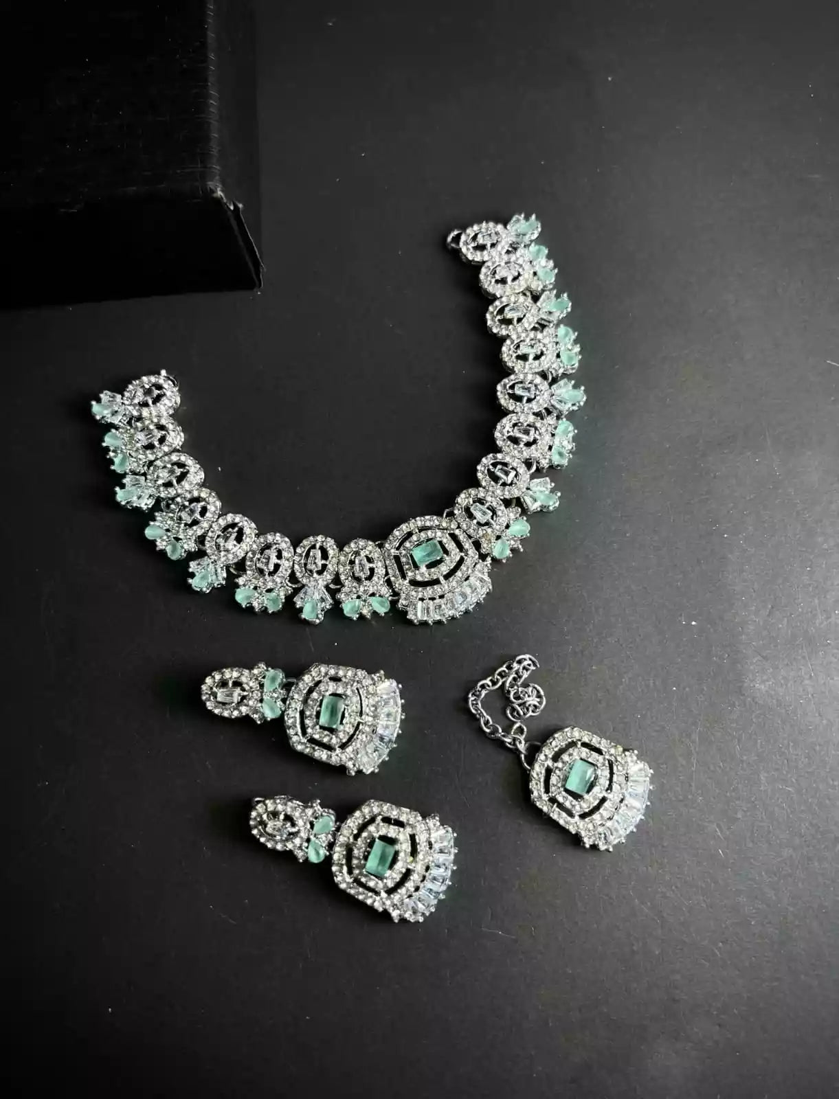 Zircon necklace set with teeka Main image