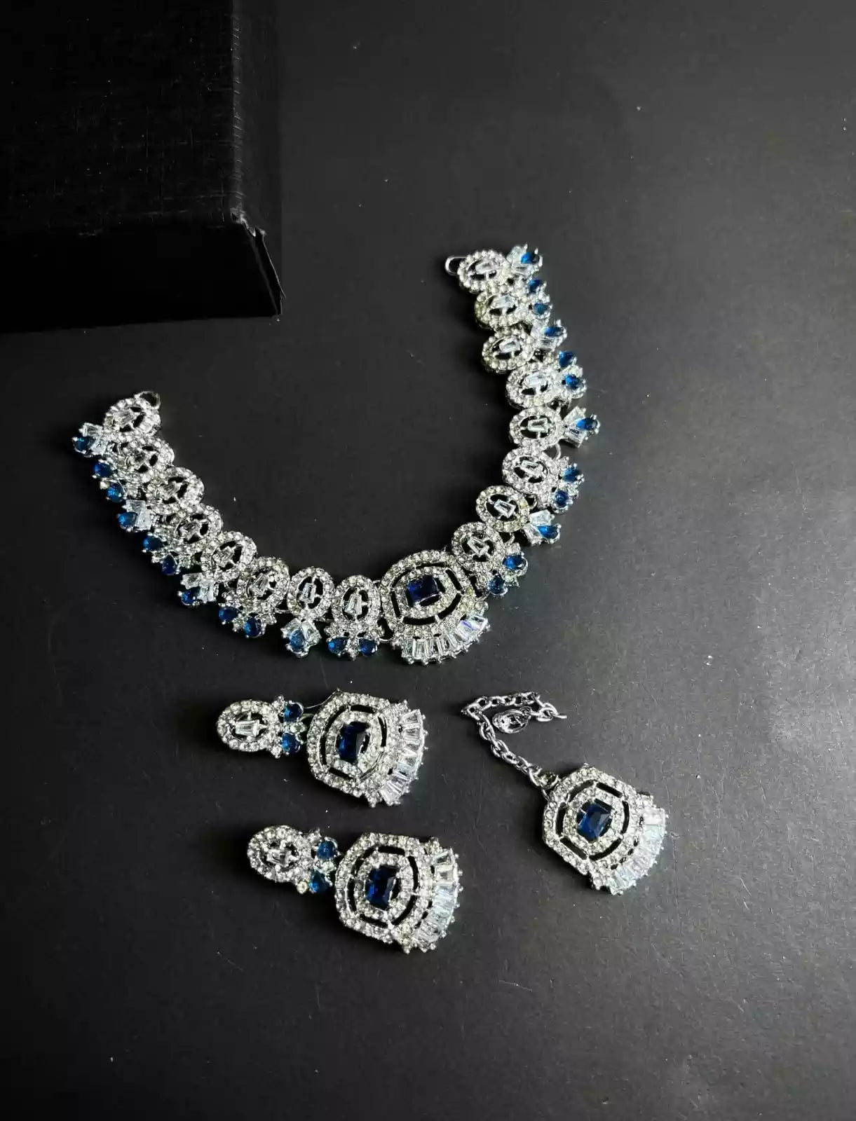 Zircon necklace set with teeka