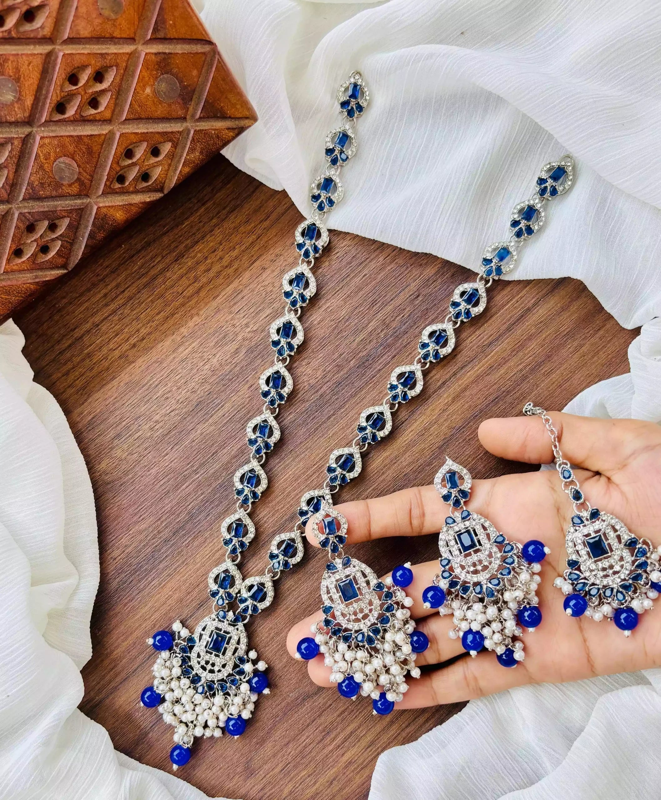 Zircon set with teeka