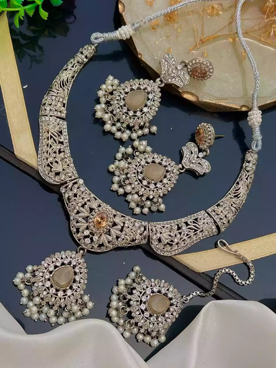 Zircon necklace set with teeka
