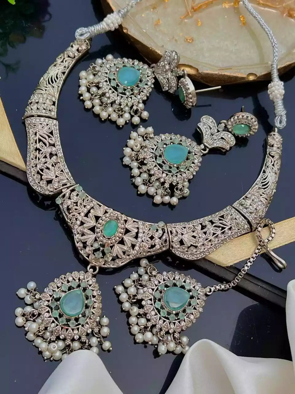 Zircon necklace set with teeka