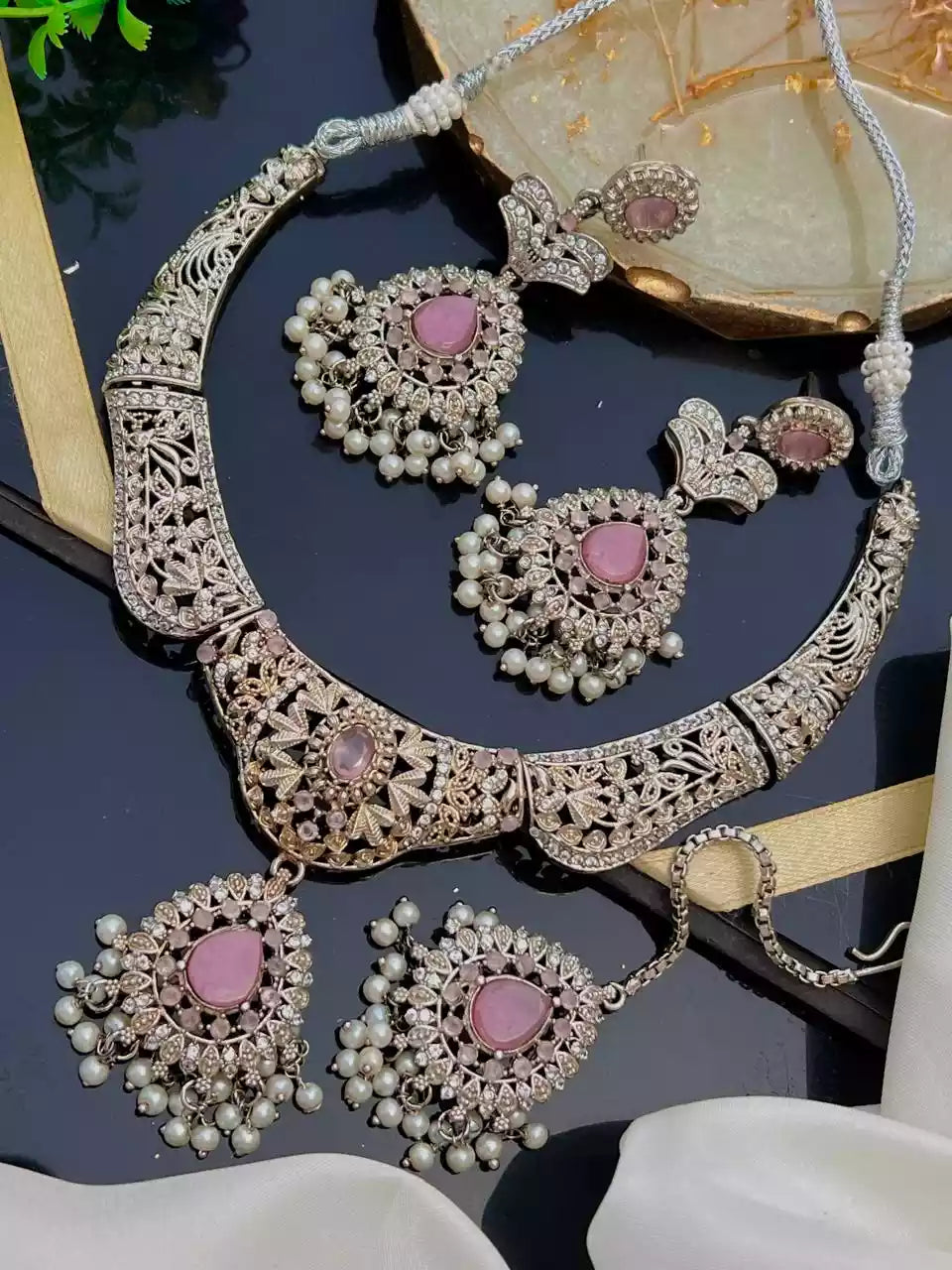 Zircon necklace set with teeka