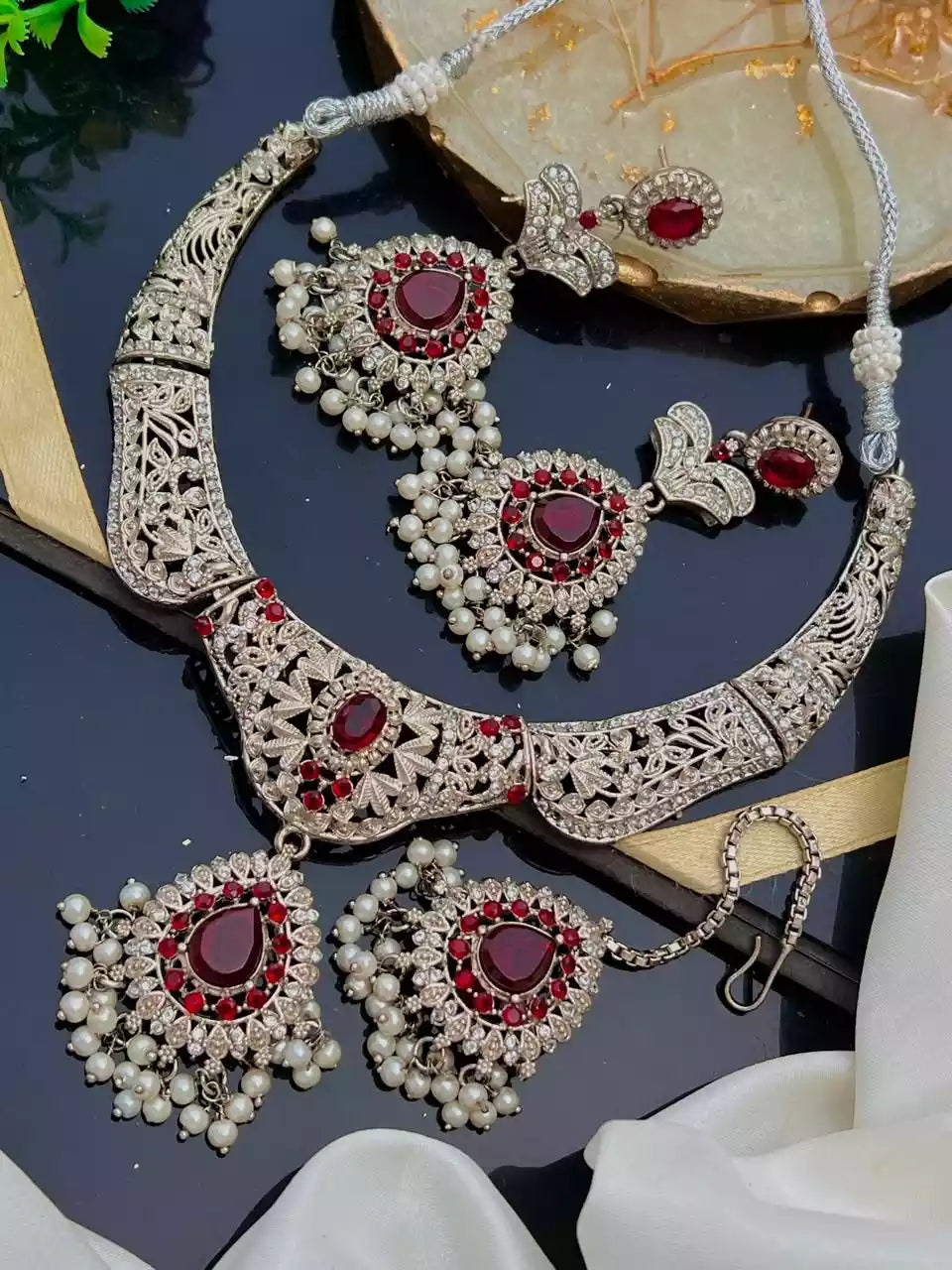 Zircon necklace set with teeka