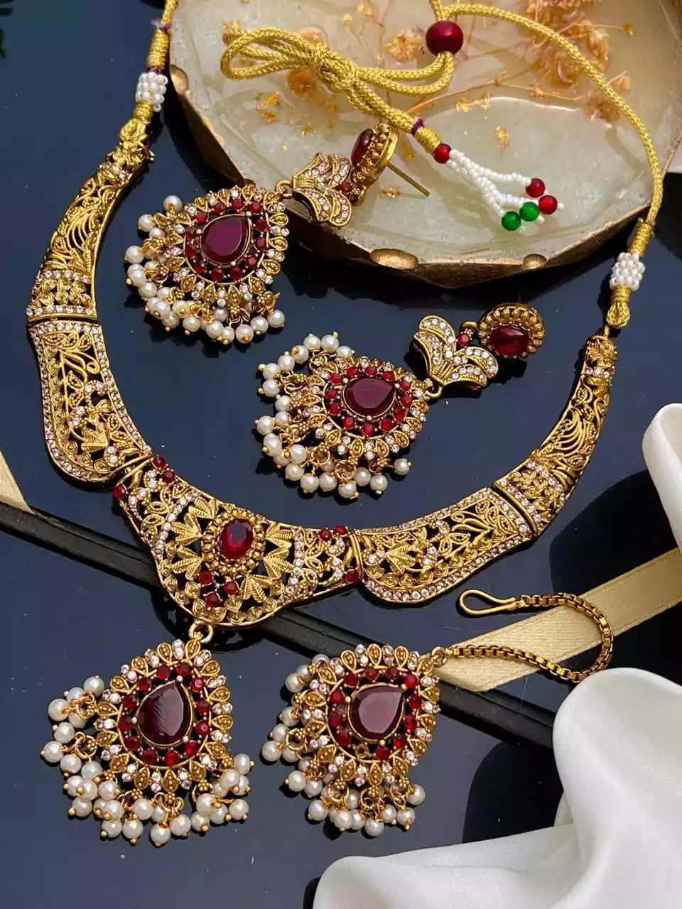 Zircon necklace set with teeka