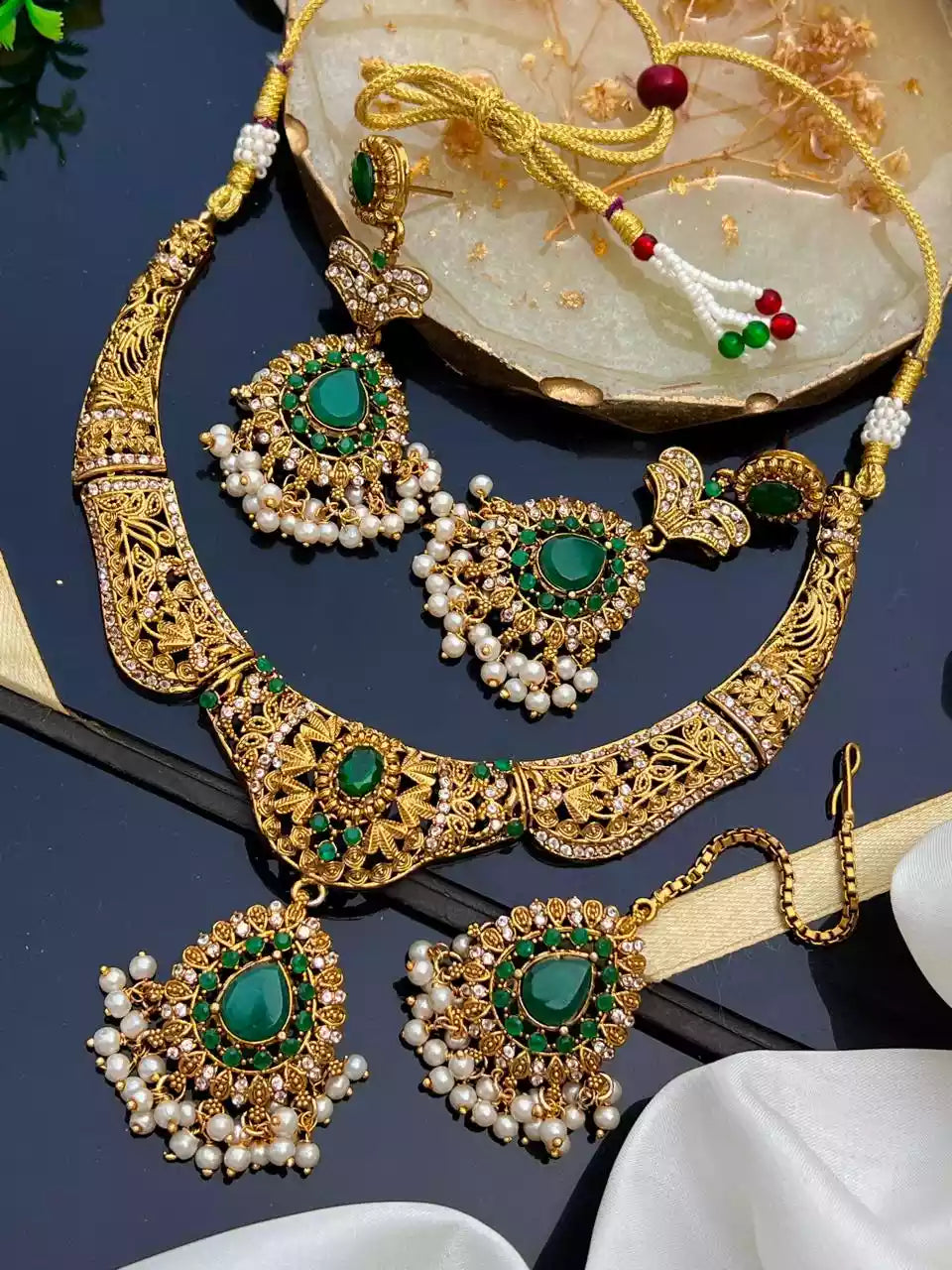Zircon necklace set with teeka