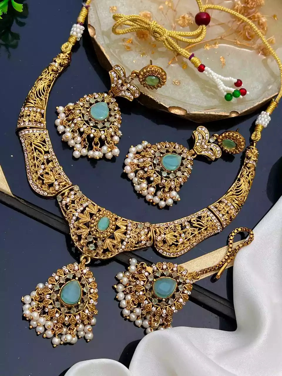 Zircon necklace set with teeka