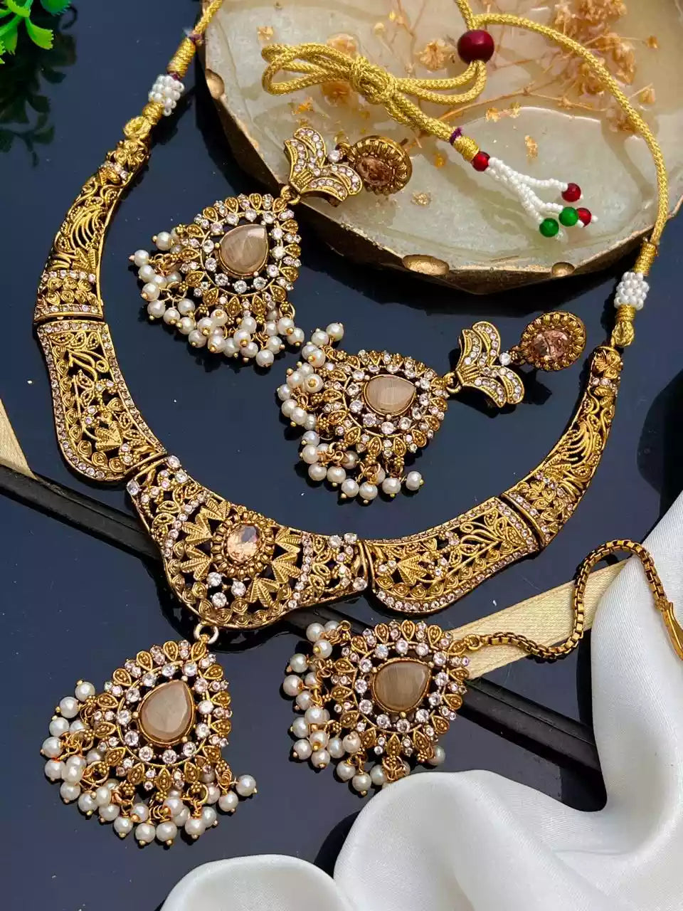 Zircon necklace set with teeka