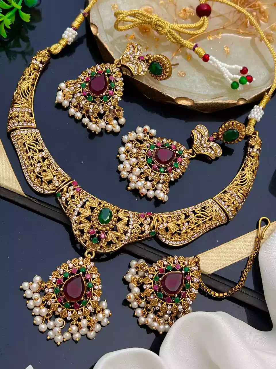 Zircon necklace set with teeka
