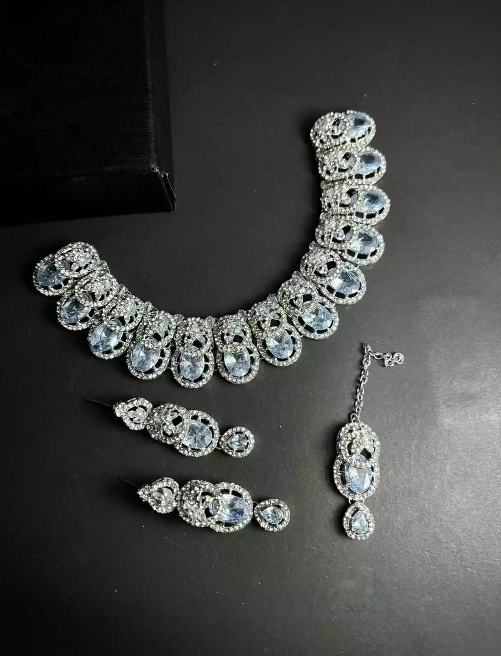 Zircon necklace set with teeka