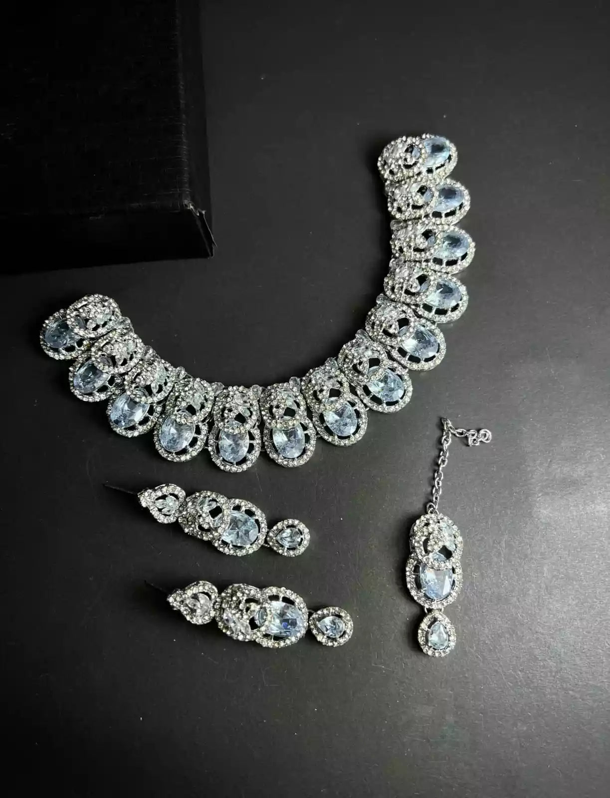 Zircon necklace set with teeka