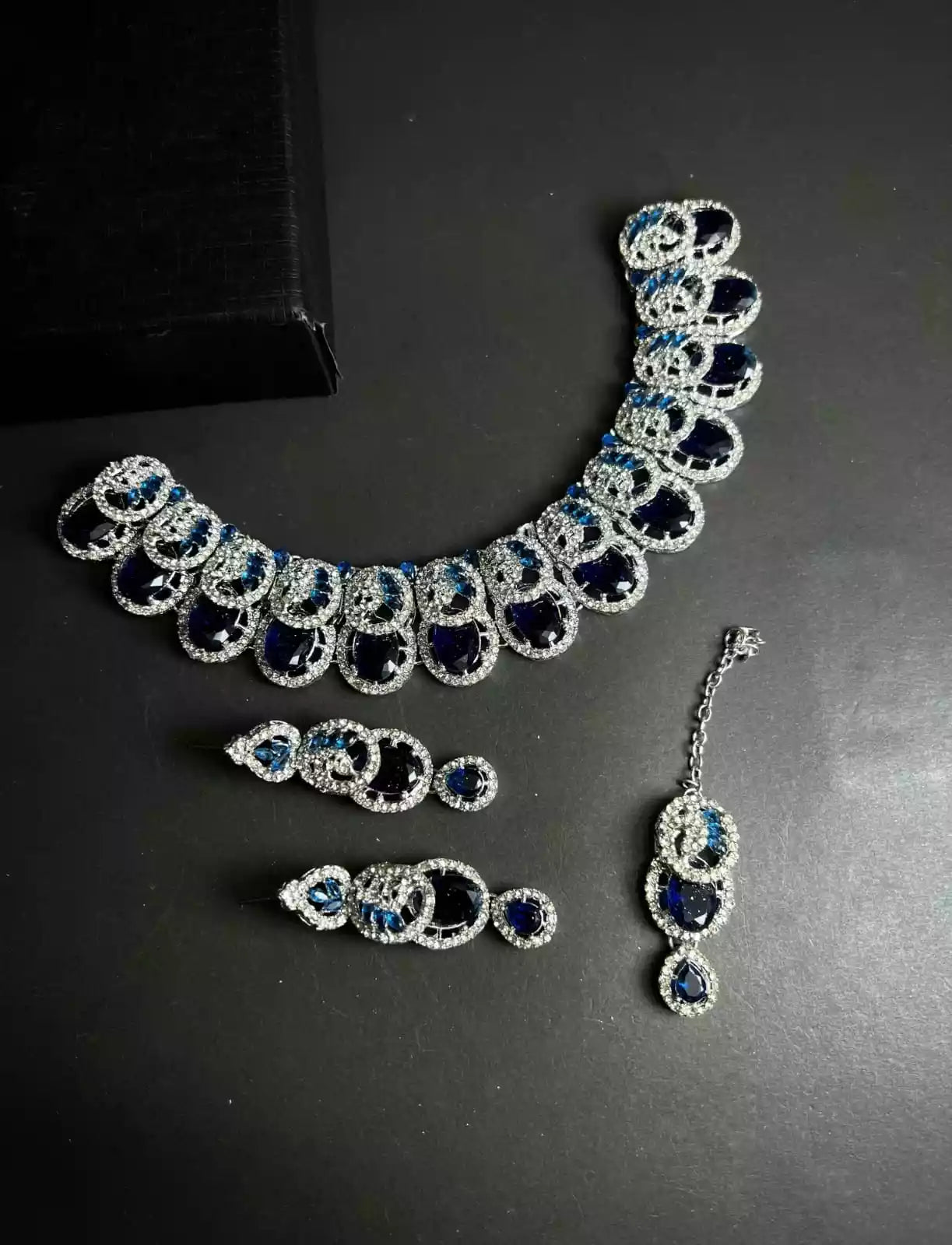 Zircon necklace set with teeka